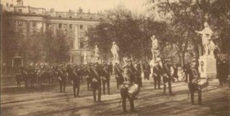 Banda de alabarderos en la Plaza de Oriente de Madrid (Tarjeta postal) - Biblioteca Regional de Madrid