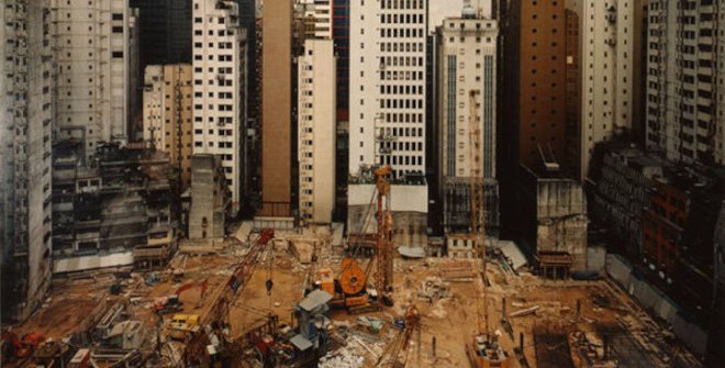 Andreas Gursky, Hong Kong, Island, 1994. Cortesía del Museo Helga de Alvear, Cáceres