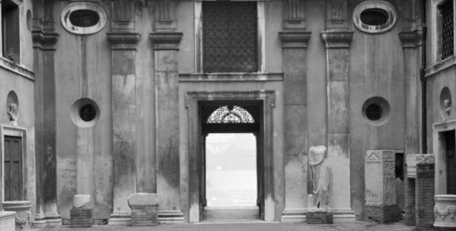 Axel Hütte, Museo Archeologico, Venice, 1985. Cortesía del Museo Helga de Alvear, Cáceres