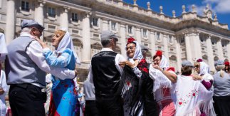 Bailando por Madrid delante del Palacio Real. Fiestas de San isidro 2025. Autor: Enserio  © Madrid Destino