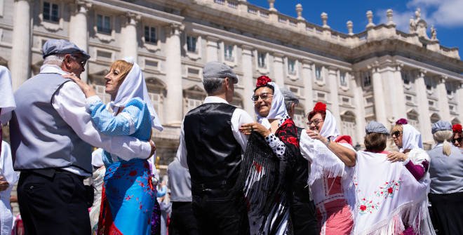 Bailando por Madrid delante del Palacio Real. Fiestas de San isidro 2025. Autor: Enserio  © Madrid Destino