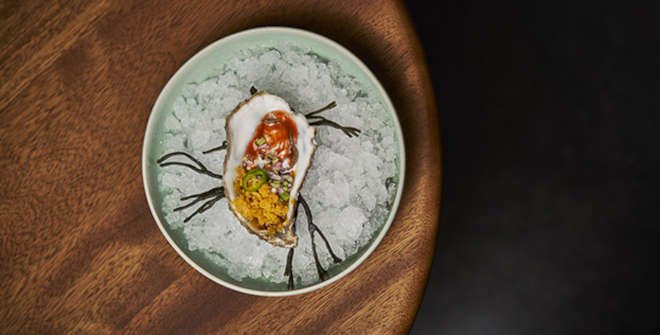 Barracuda MX. Ostra con salsa de chiles fermentados y granizado de maracuyá.