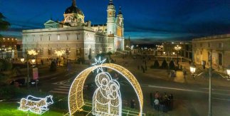 Belén iluminado con la catedral de la Almudena al fondo. Navidad 2024. Foto: Álvaro López del Cerro. © Madrid Destino