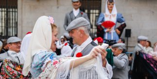 Chulapos bailando en el pregón de las Fiestas de San Isidro 2024