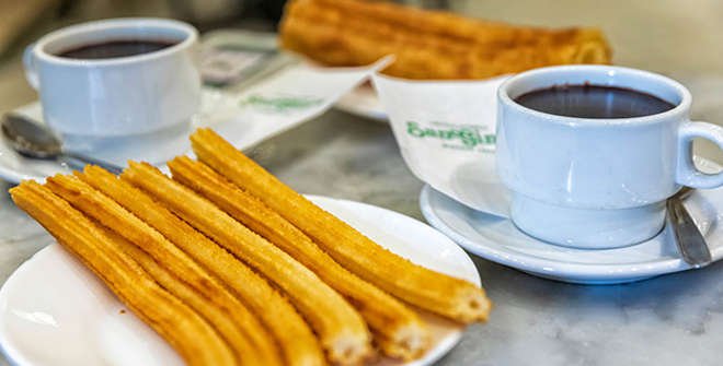 El desayuno más castizo: churros con chocolate de la Chocolatería San Ginés (©Álvaro López del Cerro).