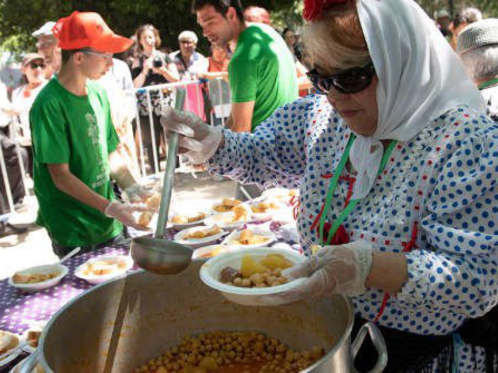 Reparto gratuito de cocido madrileño en la Pradera de San Isidro 2019