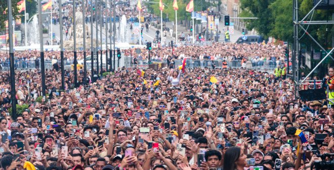 Público en el concierto en la Puerta de Alcalá de Manuel Turizo Hispanidad 2024. Foto: Guillermo Gumiel