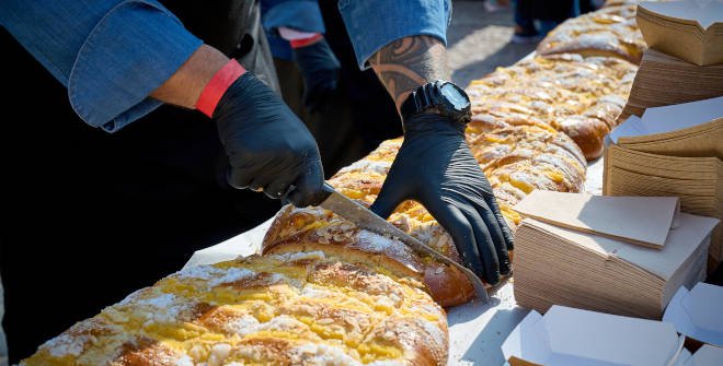 Degustación de la tradicional corona de la Almudena en la plaza Mayor. 2024