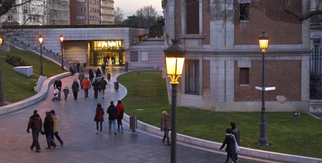 El Prado de noche