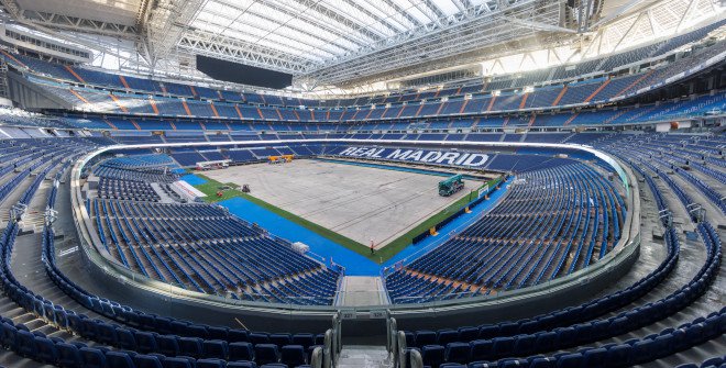 Estadio Santiago Bernabéu con el césped guardado