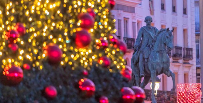 Iluminación navideña de la Puerta del Sol de Madrid durante la Navidad 2024 con la estatua de Carlos III al fondo. Foto: Álvaro López del Cerro © Madrid Destino