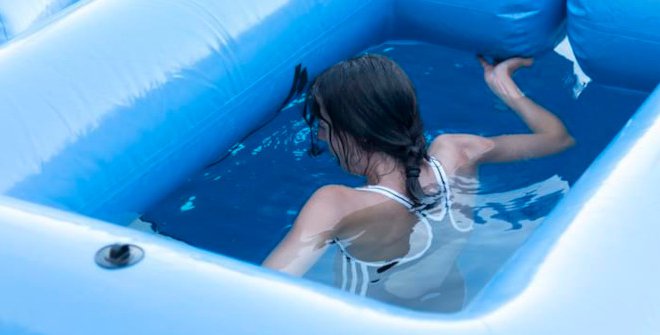 Crol (Moll) (Crol [mojado], 2019), en la piscina municipal de Montjuïc, Barcelona. Colección de la artista y Galería Ehrhardt Flórez. Foto: Anna Fàbrega