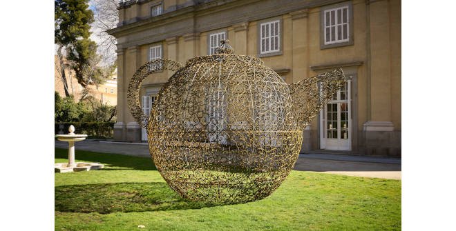 Flamboyant. Joana Vasconcelos en el Palacio de Liria. La Théière (PA) (2025). Colección de la artista. Foto: Juan Rayos