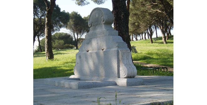 Fuente de los Pajaritos. Plaza de las Moreras.Casa de Campo