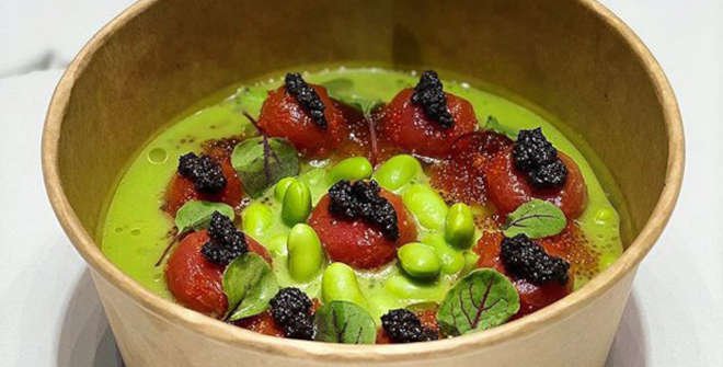 Gazpacho de tomates verdes y jalapeños, emulsión de trufa negra, edamame, tomates confitados y huevas de pez volador.  El GoXO. Dabiz Muñoz