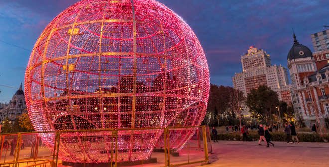 Gran bola de Navidad en la entrada de los Jardines de Sabatini, junto a la Plaza de España. Nov 2023. Autor: Álvaro López del Cerro. © Madrid Destino