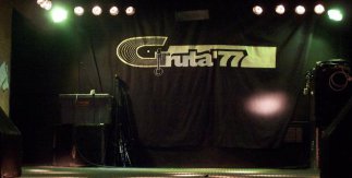 Gruta 77