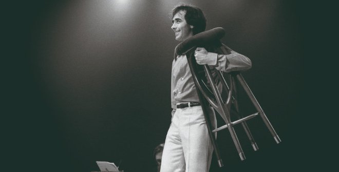 Concierto de Joan Manuel Serrat en las Fiestas de San Isidro. Acudieron a verle más de 9 000 personas. Madrid, 1983 © Marisa Flórez
