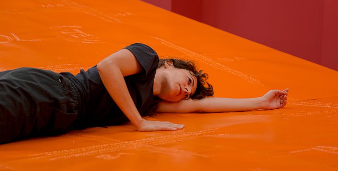 Laia Estruch, Ganivet (Cuchillo/Knife), 2020. Vista de la activación en la Fundació Joan Brossa, Barcelona. Colección de la artista. Fotografía: Eva Carasol