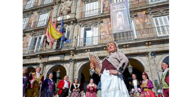 Actuación de grupos tradicionales en la Plaza Mayor por la fiesta de la Almudena, patrona de Madrid. 2024