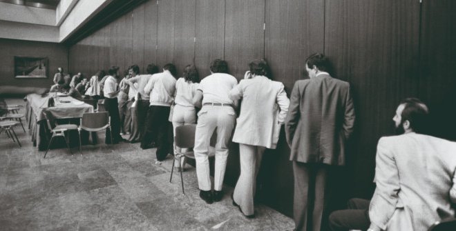 Marisa Flórez. Periodistas concentrados en busca de información durante una reunión a puerta cerrada del consejo político de la UCD, Madrid, 1982