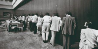 Marisa Flórez. Periodistas concentrados en busca de información durante una reunión a puerta cerrada del consejo político de la UCD, Madrid, 1982