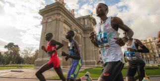 Movistar Medio Maratón Madrid 2025 a su paso por la Puerta de Alcalá