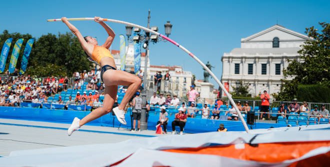 Mónica Clemente (ESP) en la prueba de pértiga Campeonato Europeo de Atletismo por Equipos con el Teatro Real al fondo. © RFEA | Sportmedia