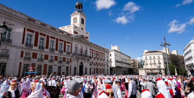 Pasacalles castizo Bailando por Madrid en la Puerta del Sol. Fiestas de San Isidro 2025