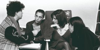 Pedro Almodóvar con las actrices María Barranco, Carmen Maura y Rossy de Palma. Madrid, 1987. © Marisa Flórez