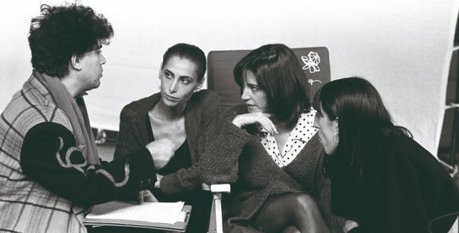 Pedro Almodóvar con las actrices María Barranco, Carmen Maura y Rossy de Palma. Madrid, 1987. © Marisa Flórez