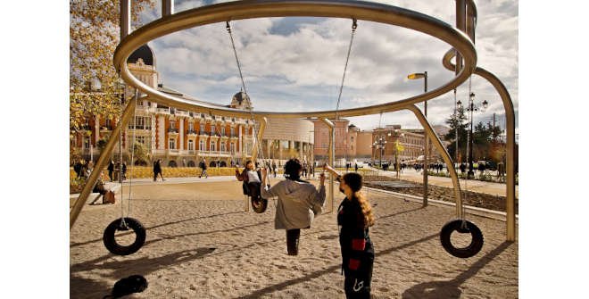 Zona de columpios en la Plaza de España. © Francesco Pinton. Madrid Destino