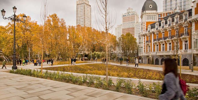 Paseo del Palacio Real a la Plaza de España. Al fondo, la Torre de Madrid, el edificio España y la Real Compañía Asturiana de Minas. © Francesco Pinton. Madrid Destino