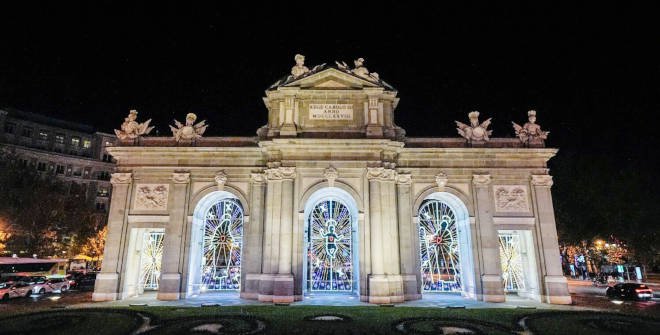Luces de Navidad en Madrid 2024. Puerta de Alcalá iluminada