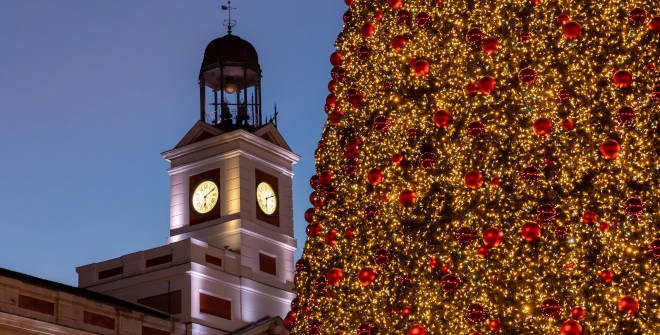 Reloj y árbol de la Navidad de la Puerta del Sol. Navidad Madrid 2024. Foto: Álvaro López del Cerro. © Madrid Destino