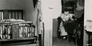 Margaret Michaelis, Segundo día. Carrer de l’Arc del Teatre, número 4. Interior de una habitación, 1934 (fotorreportaje sobre el barrio chino realizado durante cinco días por encargo del GATCPAC). @ Estate of Margaret Michaelis. Cortesía del Arxiu Fotogrà