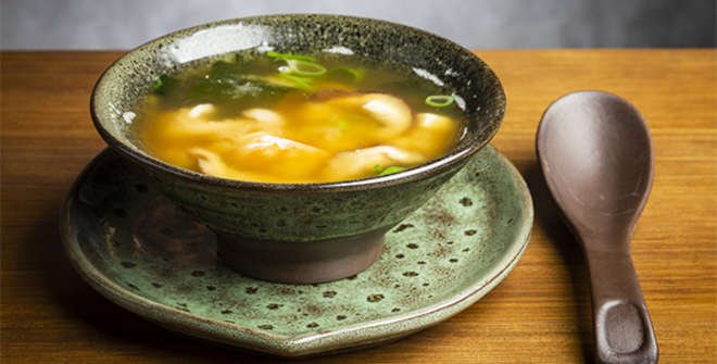 Esta es la sopa de miso con tofu que sirven en el restaurante Kikoba.