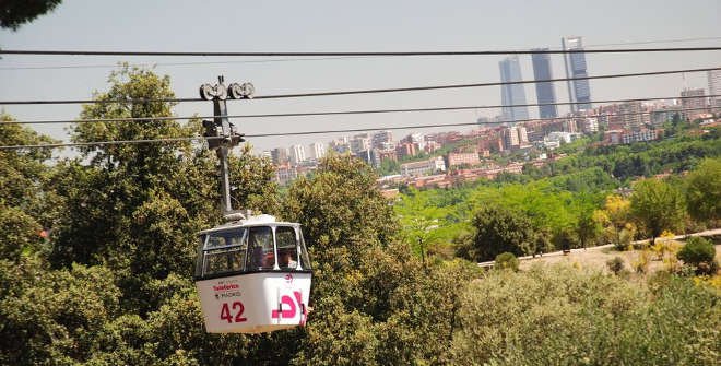 Teleférico de Madrid con las Cuatro Torres al fondo