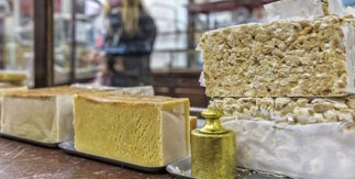 En Casa Mira venden el turrón al corte más famoso de Madrid. ©Álvaro López del Cerro