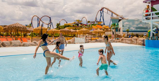 Parque Warner Beach